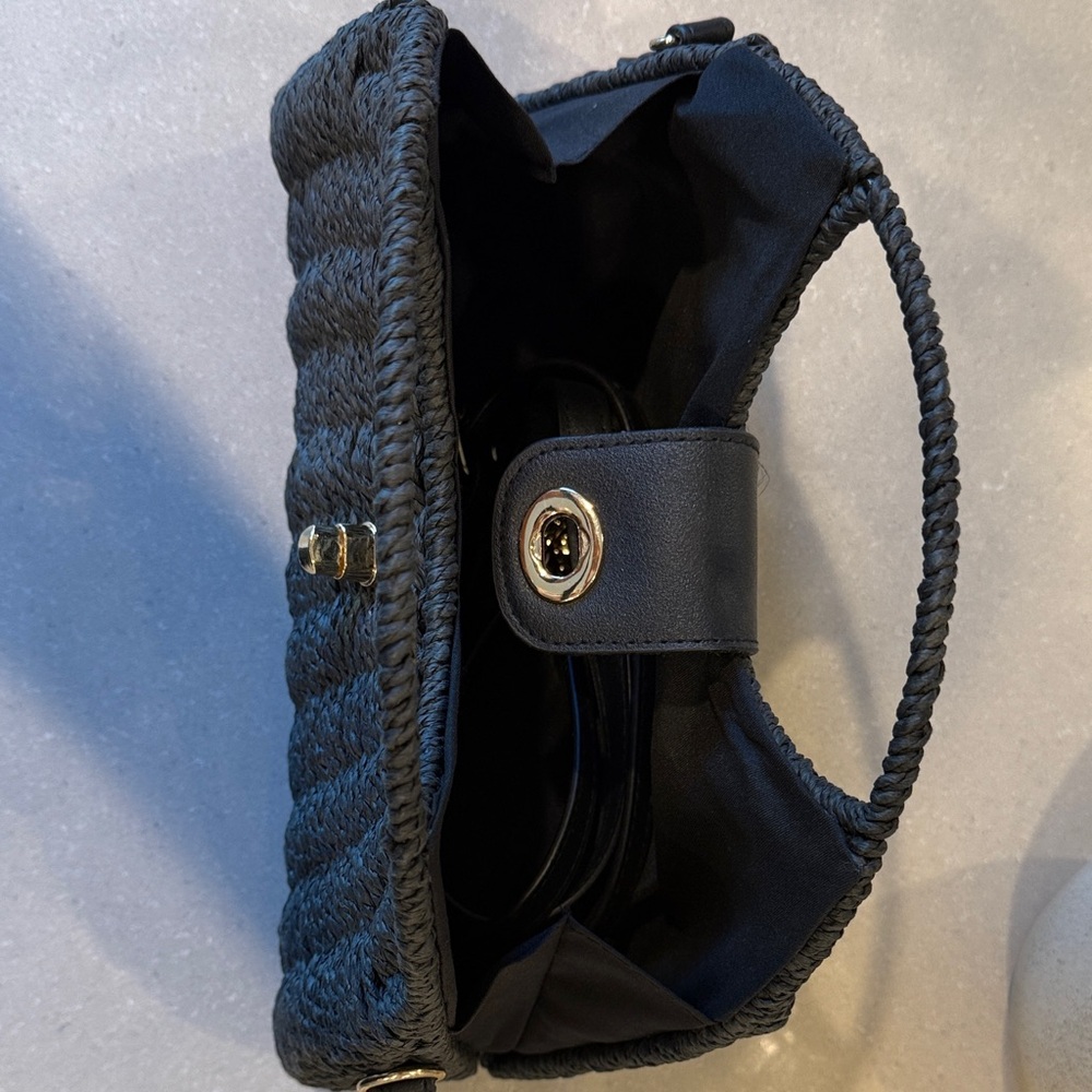 Elegant Black Woven Handbag - Picture 4 of 7